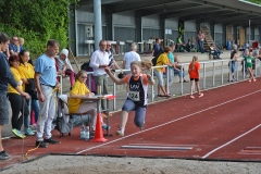 Die Zevenerin Aija Brandt – hier beim Weitsprung – trat ebenfalls in mehreren Disziplinen an. Im 800m-Lauf ihrer Altersklasse W11 sicherte sie sich Platz 3.