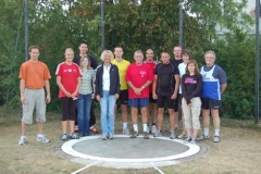 zi01: Einige der Teilnehmenden am Rasenkraftsportfest des TuS Zeven. Volker Schmidt vom TV Sottrum (Mitte) stellte dabei einen neuen Kreisrekord im Hammerwurf der M65 auf.