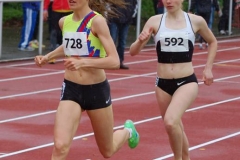 Die Deutsche Vizemeisterin Isabell Teegen (Nr. 728, SC Rönnau 74) und Johanna-Christine Schulz (Nr. 592, SG Gut Heil Neumünster), die Deutsche Jugendvizemeisterin U20 traten in Zeven am Sonnabend über die 1500m-Strecke an