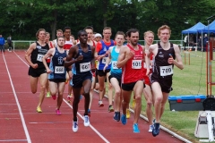 1500m-Zeitlauf der Männer. Es siegten in ihren Altersklassen Viktor Kuk (Nr. 1019, LG Braunschweig, Männer, 3:54,17 min), Owen Day (Nr. 668, LAV Bayer Uerdingen/Dormagen, MJ U20, 3:58,20 min) und Mohamed Mohumed (Nr. 667, DJK VfL Willich, MJ U18, 3:57,27 min).