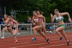 100m-Lauf der Frauen mit der Siegerin Anna-Lena Freese (Nr. 367, FTSV Jahn Brinkum, 11,72 sec).