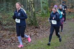 Szene aus dem Lauf über 3230m. Jennifer Lindenbaum (Nr. 28) und Alica Glüsing (Nr. 20) waren zwei
der Aktiven, welche für das Team einer Heeslinger Zahnarztpraxis antraten.