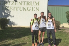 Das Trio der LAV Zeven (v.l. Carsten Ahlfeld, Marco Miltzlaff, Marcel Frank) vor dem
Sportzentrum in Breitungen.