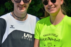 Lena Dohrmann (li.) und Anna Hilken (re.) gehörten zusammen mit Lena Behrens und Nele Müller zur 4 x 100m Staffel WJ U20 der LAV Zeven, welche am zweiten Veranstaltungstag mit 52,58 sec den ersten Platz in der Ergebnisliste belegte.