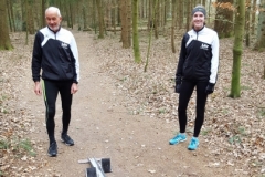 Nele Müller und Helmut Meier haben eine Trainingsgemeinschaft gebildet und üben – mit dem nötigen Abstand - ihren Sport derzeit im Wald aus.