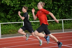 Paul-Benedikt Bartosch (re.) und Noah Alexander Meyer von der LAV Zeven lieferten sich über die 100m-Distanz zeitweise ein knappes Rennen.