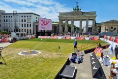 Ein Foto von den Finals in Berlin: Die Kugelstoßanlage vor dem Brandenburger Tor aus Sicht
eines Kampfrichters.