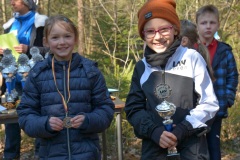 In der Oste-Cup-Wertung der Kinder W9 steht Joke Leenes (re.) vor ihren Vereinskameradinnen Merle Dreemann
(li.) und Frida Lühmann auf dem ersten Platz und erhielt den Pokal. Sie siegte übrigens in allen drei Crossläufen der
Cup-Wertung.