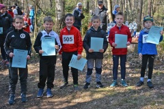 Siegerehrung für den Crosslauf der Kinder M8 über die 700m-Distanz im Großen Holz. Mit dabei auch der
Tagessieger und Oste-Cup-Gewinner Lütje Holst (li.) von der LAV Zeven.