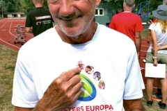 Helmut Meier im T-Shirt des Veranstalters in Lovosice. Auf dem Kleidungsstück
wurde u.a. auch mit seinem Bild für die Wettkämpfe geworben. (Foto Lazlo Ertl)