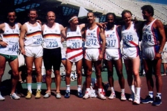 Zweiter von links: Jürgen Umann Silbermedaille mit der Deutschen 4x100m Staffel in Athen/Griechenland. Hier die Deutschen und Englische Staffel