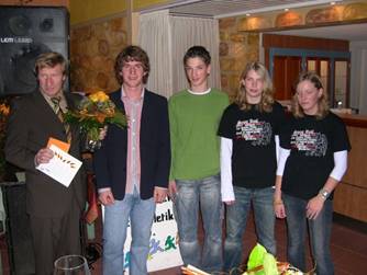 Hans-Hermann Neblung bekommt ein Geschenk von den Jugendlichen Leon, Dion, Janina und Kelly