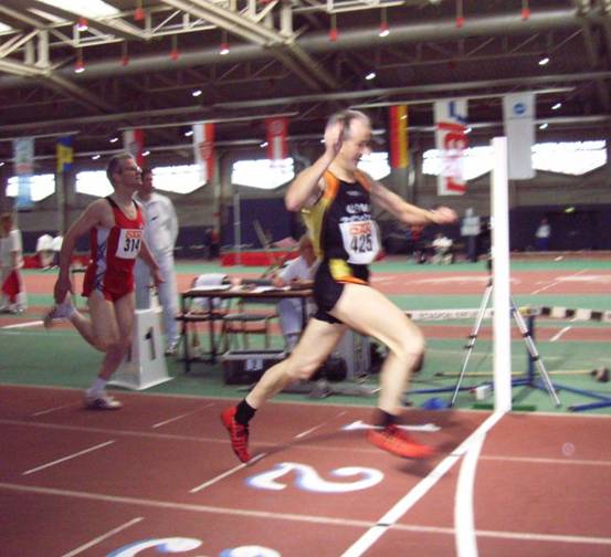 Helmut Meier im Ziel über die 400m