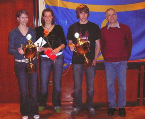 Pokale der Sparkasse Rotenburg-Bremervörde an Kathrin Link, TuS Alfstedt, Carmen Ludwig und Bruno Gärtner, TuS Rotenburg