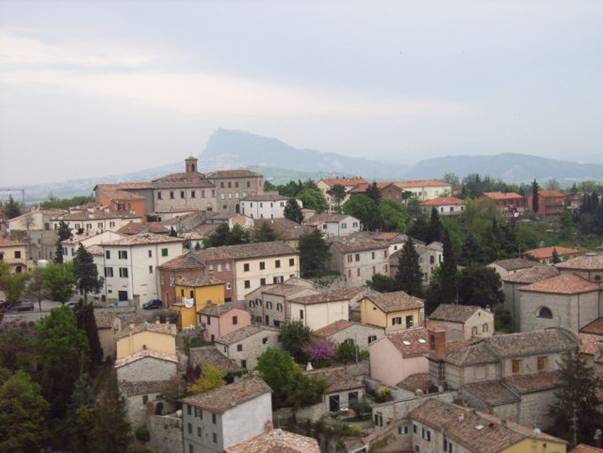 Verucchio malerischer Bergort in der Nähe von Igea Marina - im Hintergrund die Höhen von San Marino -