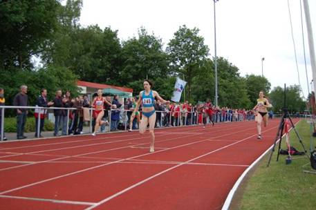 Zieleinlauf 400m Frauen, Siegerin Nicole Marahrens, LG Weserbergland 54,98 sec.