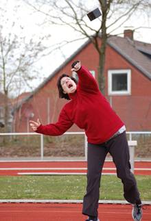 Susanne Bredehöft (LAV Zeven) zeigte beim Steinstoßen ebenfalls vollen Einsatz.