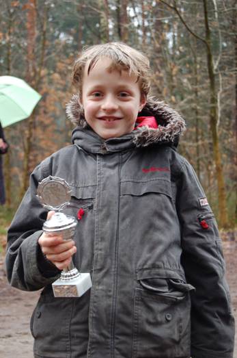 Auch Tetjus Pape erhielt im Großen Holz für seinen „Oste-Cup“ – Gesamtsieg einen Pokal.