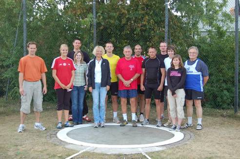 zi01: Einige der Teilnehmenden am Rasenkraftsportfest des TuS Zeven. Volker Schmidt vom TV Sottrum (Mitte) stellte dabei einen neuen Kreisrekord im Hammerwurf der M65 auf.