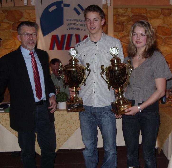 Den Pokal der Sparkasse Rotenburg-Bremervörde gewann für die beste Leistung bei den Kreismeisterschaften bei der männlichen Jugend Ole Harms und bei der weiblichen Jugend Tahnee Tietjen, TSV Bremervörde