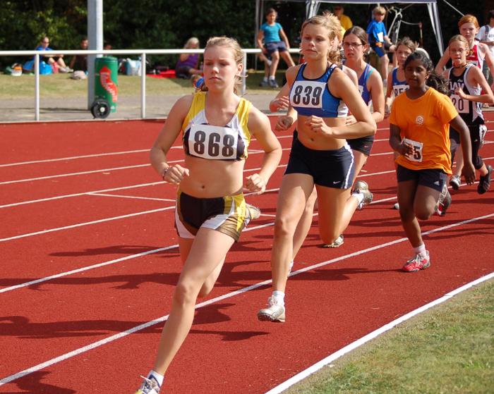 Lara Gerken (LAV Zeven) siegte in 2:30,46 min. über die 800 m der Schülerinnen A (W14).