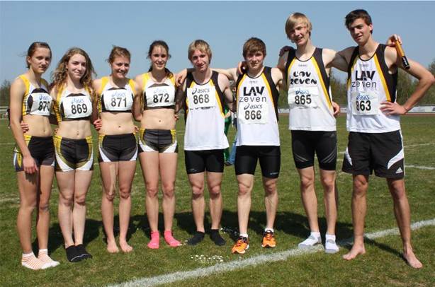 Foto:   Die erfolgreichen Staffeln der LAV Zeven              Von links:      Sarina Holsten, Tami Gerken, Katharina Klose, Chantal Raas,                                     Helge Zabel, Jens Schmidt, Niels Michaelis, Maximilian Klose