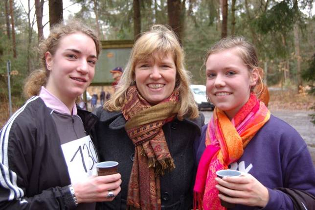 Zi03: Tami Gerken (li.), Lara Gerken (re.) und ihre Mutter Michaela.