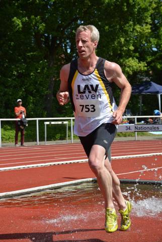 Norddeutscher Seniorenmeister 2015 wurde bei den M40 im 3000m-Hindernislauf Thomas Silies von der LAV Zeven (Nr. 753) in 10:43,06 min.