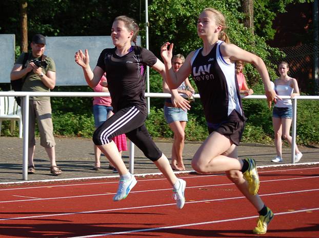 Lena Behrens (li.) und ihre Vereinskameradin Anna Hilken (re.) traten über die 50m, 75m und 100m an.