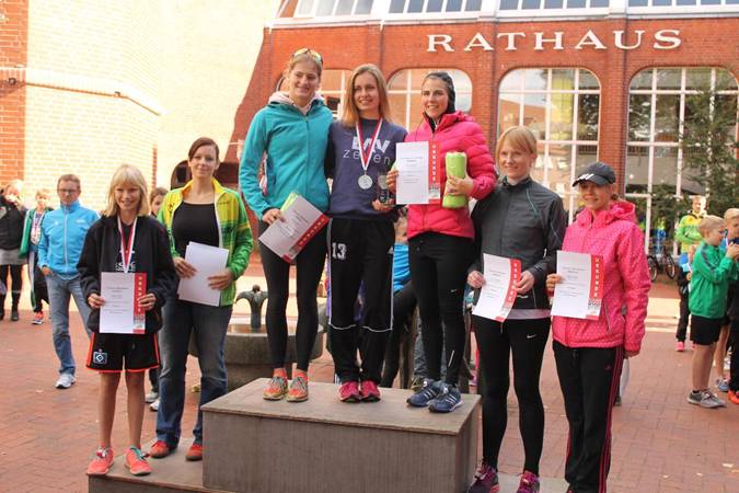 Siegerehrung 5km der Jugend- und Frauenklasse: 1. Platz Isabelle Dourson, LAV Zeven