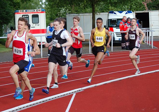Elias Schreml (Nr. 829, LG Olympia Dortmund) sicherte sich im 800 m Lauf der MJ U18 mit 1:59,57 min den Sieg.