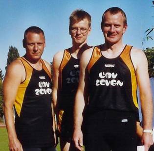 In der Mitte Jens Dohrmann, 2005 Landesmeister im Mannschaftsfünfkampf Senioren M 30 zusammen mit Klaus Krieglsteiner und Bernd Bredehöft