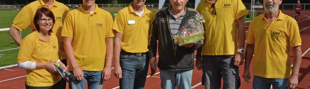 v.li.: Monika Drewes, Kevin Lembach, Janik Dohrmann, Rainer Dohrmann, Hans-Hermann Neblung, Alexander Luyten und Uwe Schröter stellten sich nach der Ehrung noch zu einem Gruppenfoto auf.