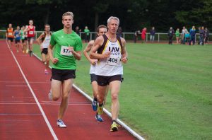 Thomas Silies (Nr. 405) siegte in der Altersklasse der Senioren M45 über die 3000m mit 9:54,69 min und gewann dadurch den Kreismeister- und den Bezirksmeister-Titel.