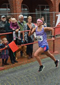Fiona Affeldt (TV Lilienthal) siegte über 5 km mit einer Zeit von 19:19.