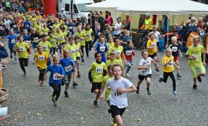 Auch beim Schüler-Mannschaftslauf – an dem 25 Klassen teilnahmen - wurde es voll im Startbereich.