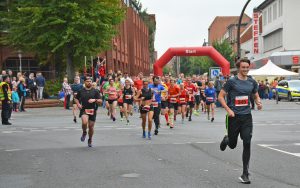 Nils-Henrik Meyer (Nr. 345), der vor seinem Wechsel zur LG Unterlüß-Faßberg-Oldendorf für die LAV Zeven startete, war der schnellste Läufer über die 10km und benötigte 39:02 min bis zum Zieleinlauf.