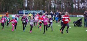 Start über die 860m der weiblichen Kinder. Schnellste Läuferin war Paula Holste (Nr. 64, TV Scheeßel, Kinder W11, 3:42) vor Kendra Giesler (Nr. 40, Hannover Athletics, Kinder W08, 3:56) und Lara Fitschen (Nr. 98, LAV Zeven, Kinder W10, 3:58).