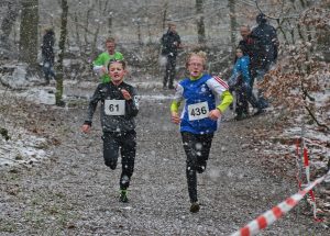 Tjark Lemmermann (Nr. 619) von der LAV Zeven im Endspurt des 1850m-Laufes durch das Schneegestöber.