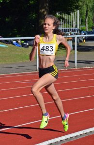 Xenia Krebs (VfL Löningen) siegte am Sonnabend über die 1500m der WJ U18 in 4:29,84 min, einem neuen Pfingstsportfest-Rekord in Zeven.