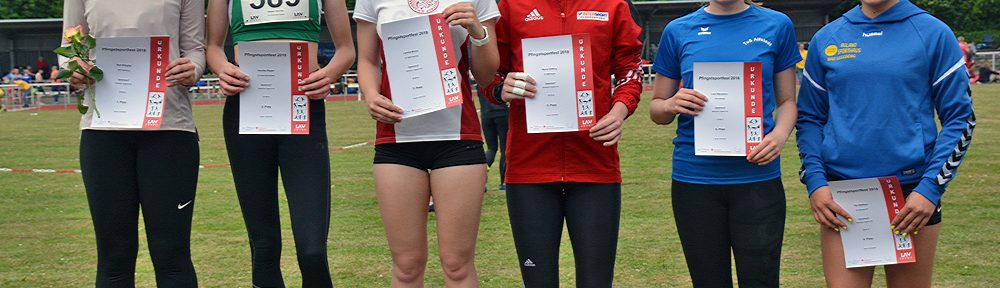 Siegerehrung Speerwurf der WJ U18 mit der Siegerin Kea Stieglitz (HNT Hamburg, 44,39m).