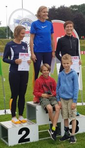 Siegerehrung 100m mit Melinda Mester und ihren beiden Fans, ihren Söhnen Niklas (li.) und Marc. (Foto Rita Meier)