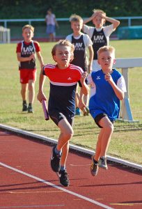 Schlussläufer Niklas Mester (li.) machte für die Zevener MJ U14-Staffel über die 3 x 800m den Sieg klar. 