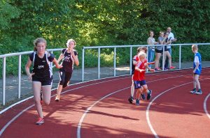 Wechsel von Maria Cordes auf Paula Itzek (li.) in der 4 x 50m - Staffel.