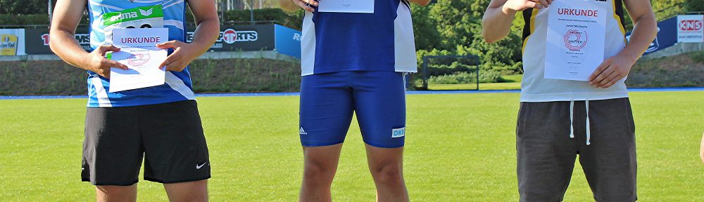 Joost Michaelis (re.) von der LAV Zeven sicherte sich mit einer Weite von 13,54m im Kugelstoßen einen Platz auf dem Siegerpodest.