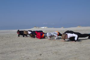 Auch Liegestütze am Strand gehörten für die Aktiven zum Programm.