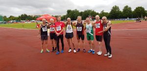 Nach dem Zieleinlauf Finale 200m M65 mit Helmut Meier (Nr. 509)