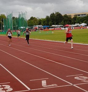 Zieleinlauf Finale 200m mit Helmut Meier (Nr. 509)