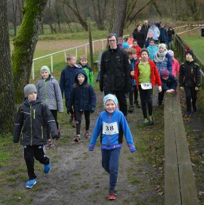 Für die Kinder gab es vor dem ersten Start das Angebot zur gemeinsamen Besichtigung der Strecke der 860m-Rennen.