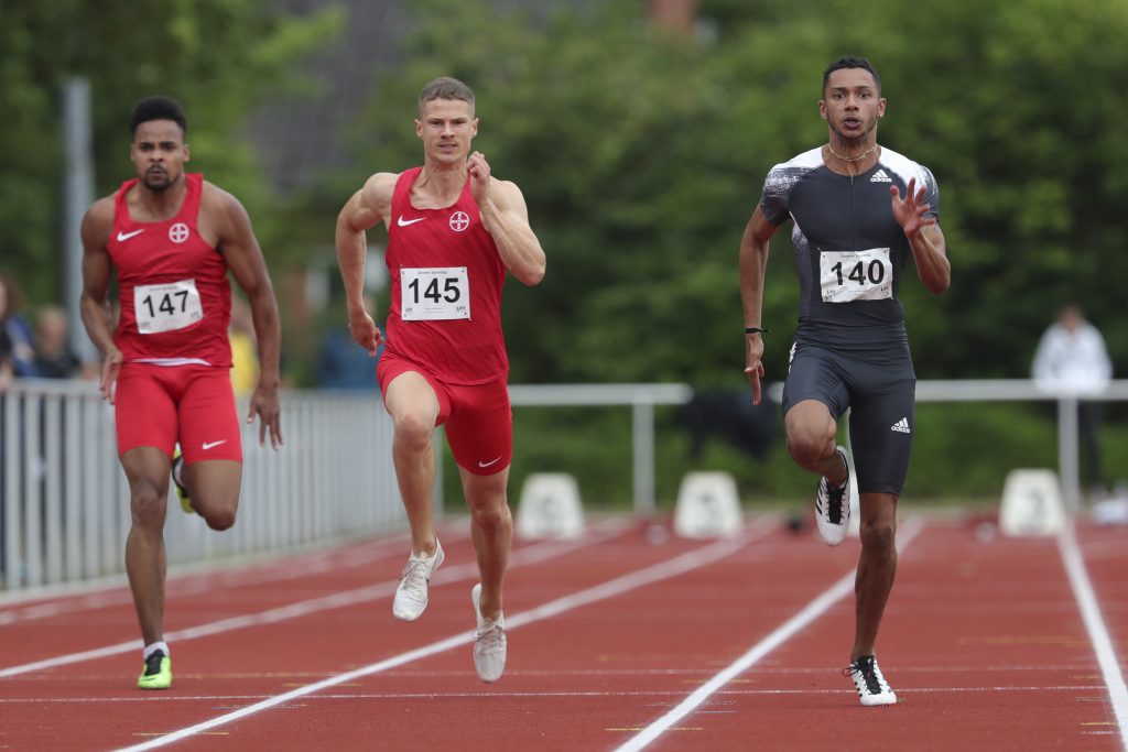 Die beiden Erstplatzierten des 100m Laufs der Männer: Joshua Hartmann (Nr. 140) und sein Trainingspartner Daniel Hoffmann (Nr. 145). Foto: B. Hoffmann